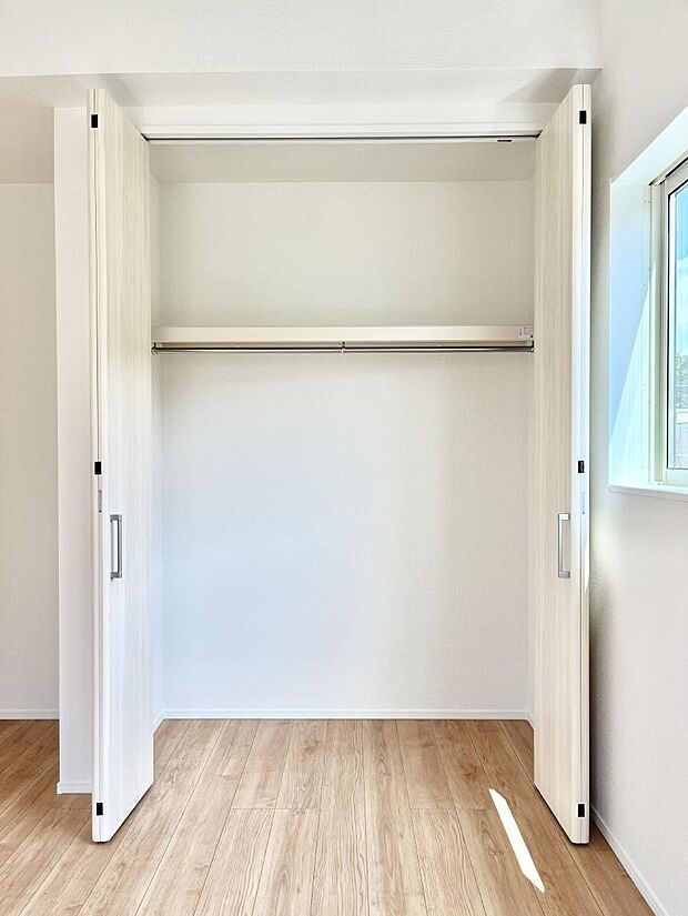 洋室のクローゼット。奥行きがあるので厚手の衣類もすっきり収まります。