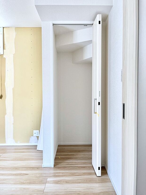 リビング収納。ここに収納があると物が集まるLDKがスッキリ片付きそうですね。  