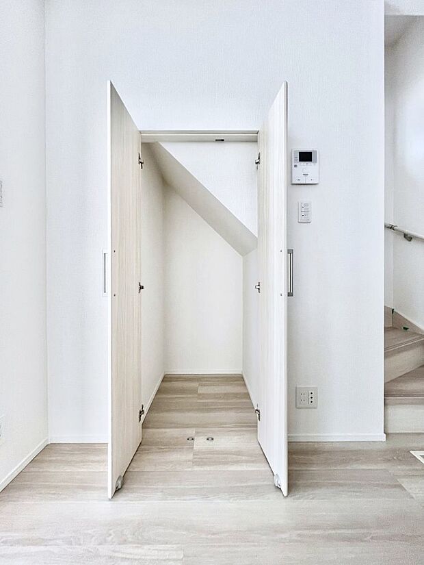 リビング収納。ここに収納があると物が集まるLDKがスッキリ片付きそうですね。  