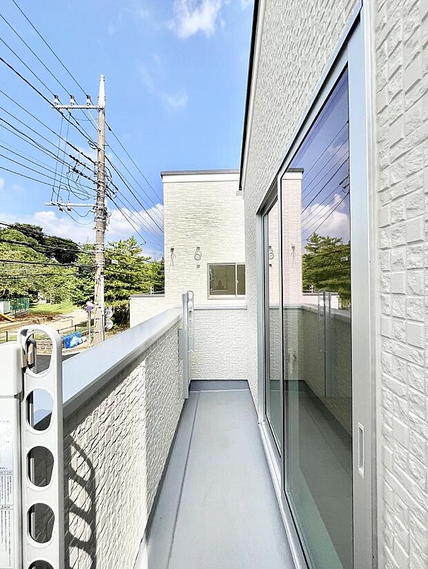 暖かな陽光が降り注ぐバルコニーはお洗濯におすすめ。爽やかな風も心地よいです。