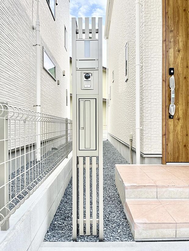 表札・インターホン・ポストをひとつに集約。エントランスになじむシンプルデザイン。