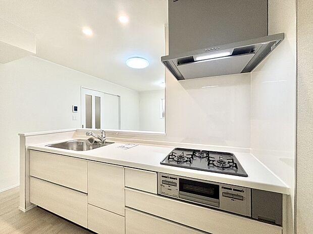 料理をしながらご家族との会話を楽しめる対面カウンターキッチン    