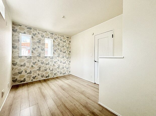 アクセントクロスがお洒落な洋室。2面採光で明るさ＆風通し良好！  