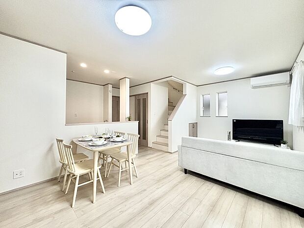 ご家族の賑やかな話し声で包まれる明るいリビング