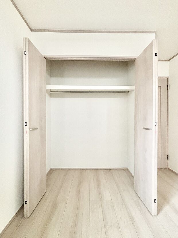 洋室のクローゼット。奥行きがあるので厚手の衣類もすっきり収まります。