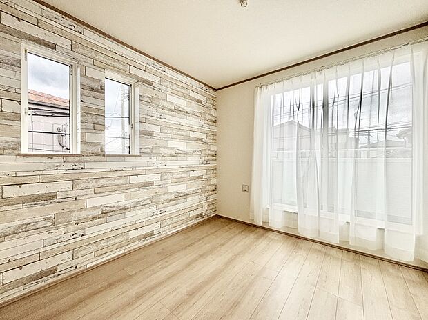 バルコニーが開放感をプラスしてくれる洋室