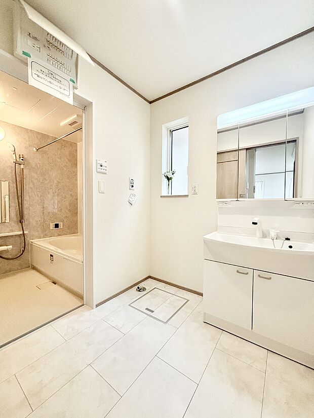 清潔感ある洗面化粧室で朝の身支度も快適