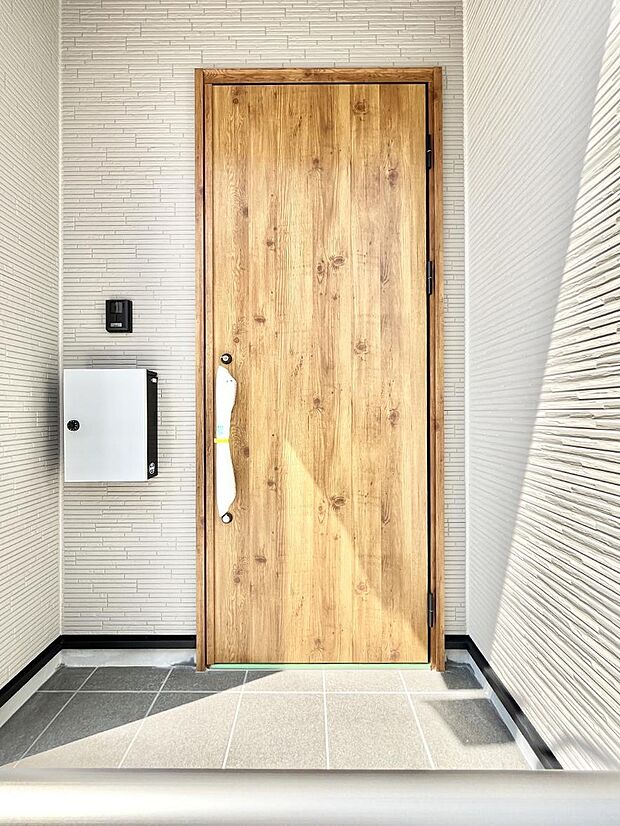 住まいの顔を演出する、玄関ドア。 