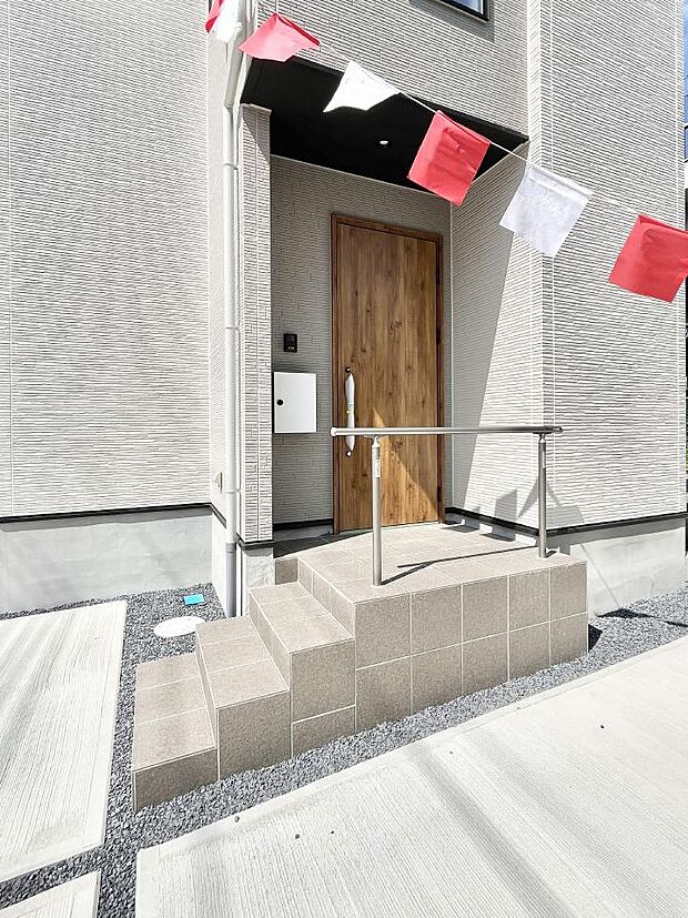 玄関アプローチにはプランターを並べて季節の花でお客様をおもてなしできます。