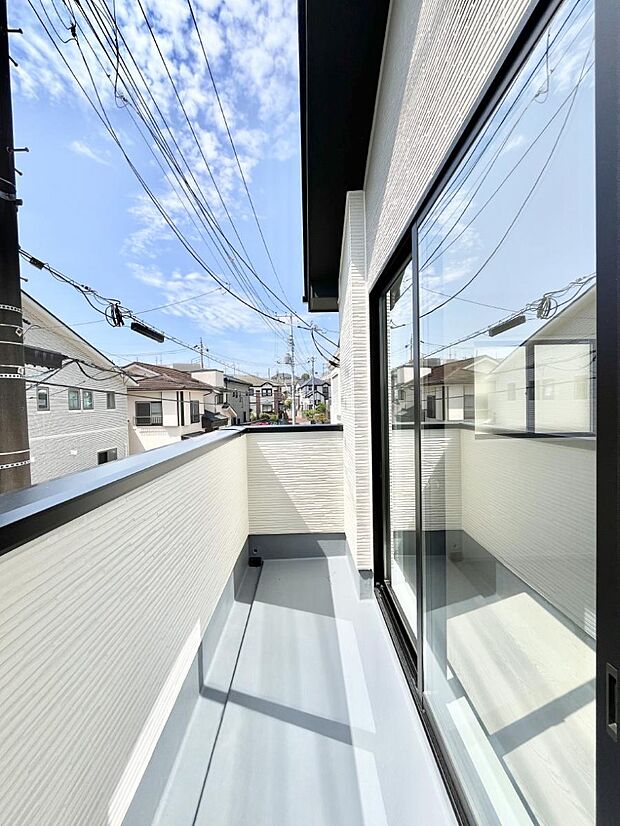 暖かな陽光が降り注ぐバルコニーはお洗濯におすすめ。爽やかな風も心地よいです。