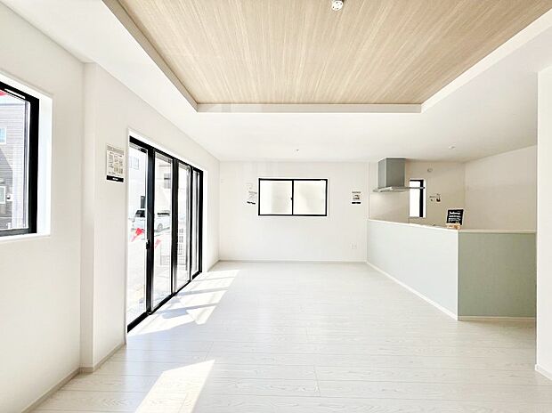 折り上げ天井は立体的な奥行きがあるので、天井が広く見えて開放的な空間を演出できます。  