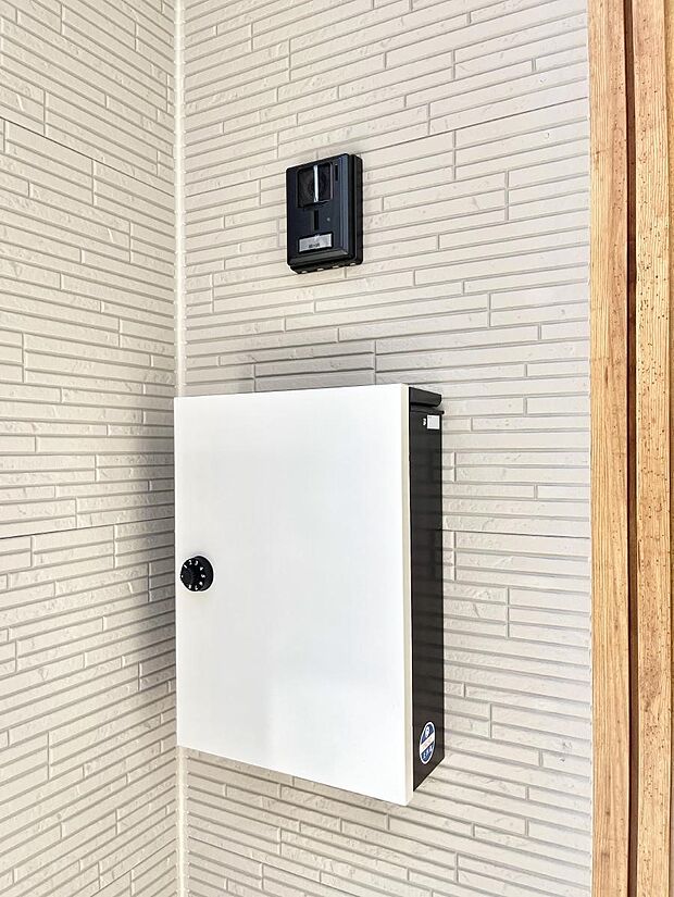 シンプルデザインのポスト。