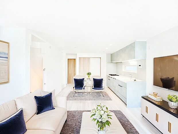 家族の和やかな会話が聞こえてきそう。開放感のあるリビングです。※家具はCGです