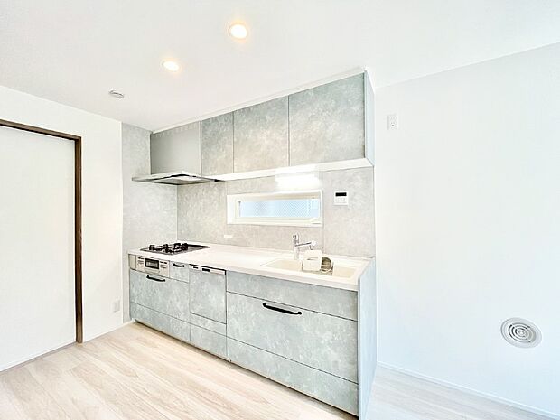 カップボードを設置した充実のキッチン。広くて使い勝手良好！