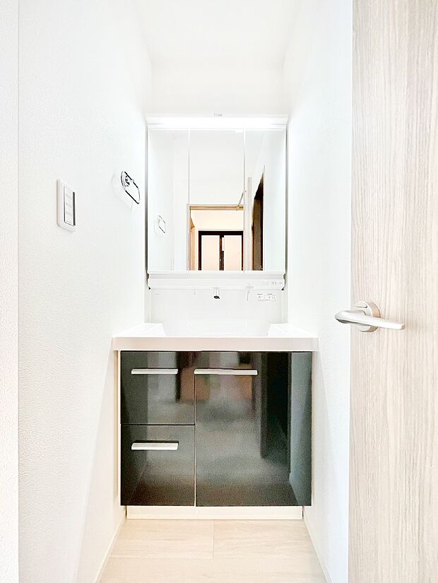 収納力と機能性に優れた洗面化粧台!