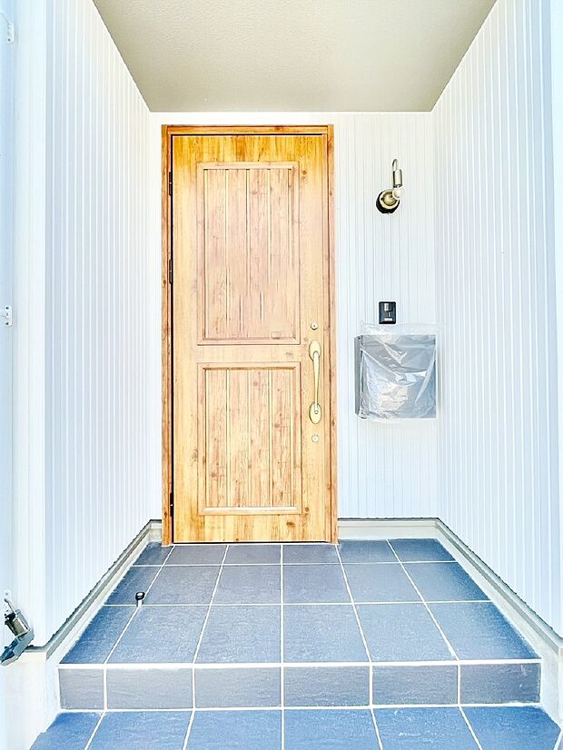 大切な家族、来客を出迎える玄関。  