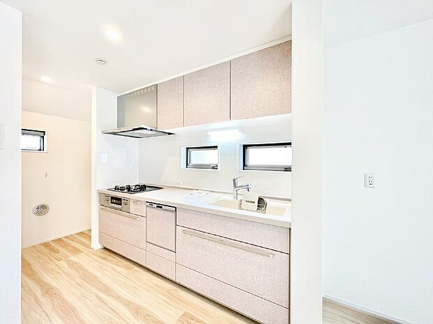 カップボードを設置した充実のキッチン。  