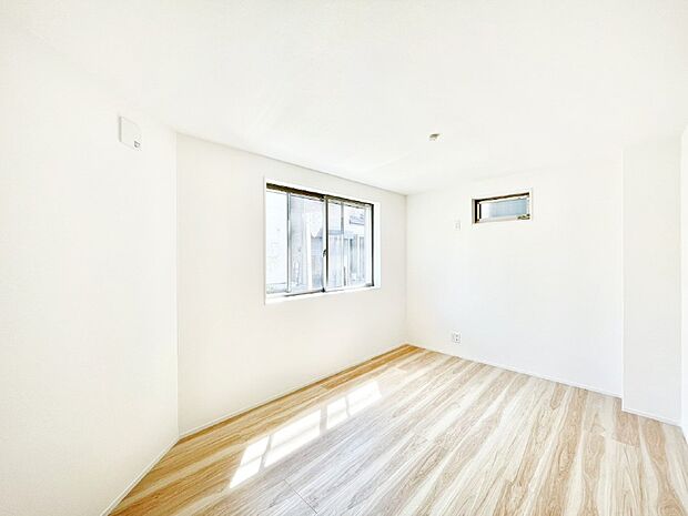 子ども部屋にぴったりの明るい空間。  