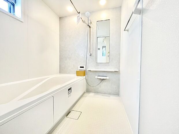 落ち着いた色合いの壁面、ゆっくりゆったり寛げるバスルーム。  