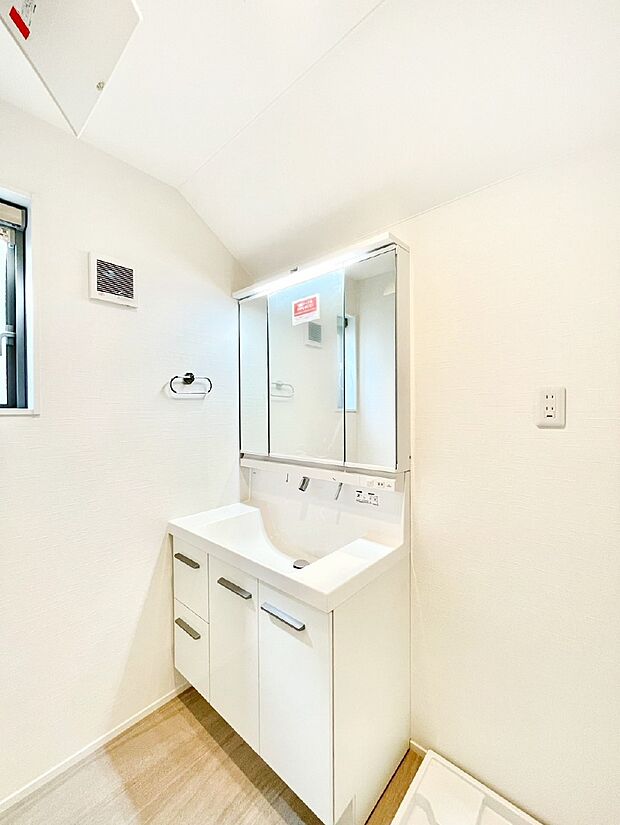 収納力と機能性に優れたお手入れラクラク洗面化粧台！  