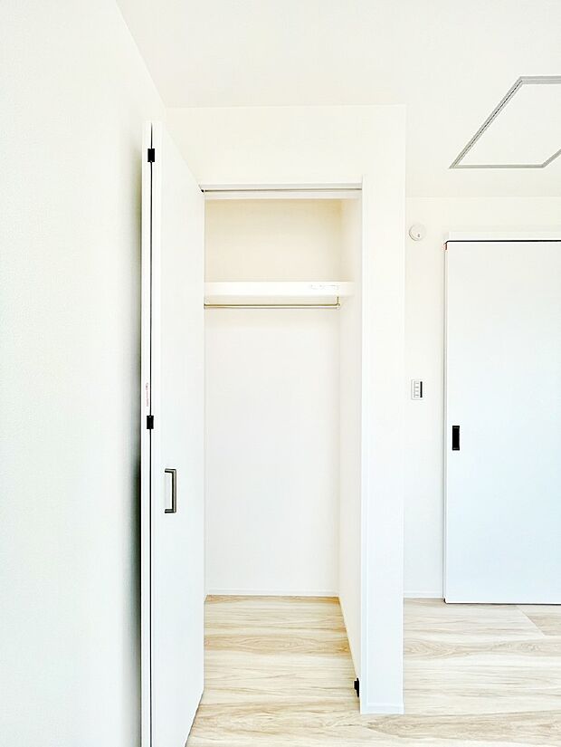 洋室のクローゼット。棚を設置し、機能的に整理が出来ます。    