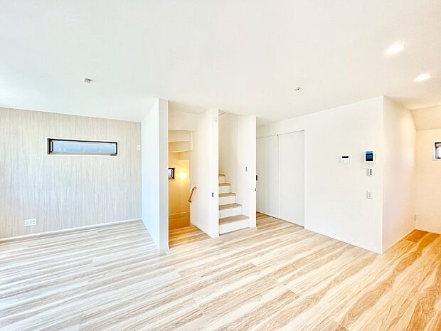 明るい陽光が注ぎ、寛ぎの雰囲気に満たされるダイニング。   