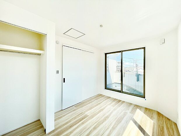 バルコニーが開放感をプラスしてくれる洋室。  