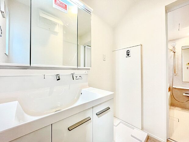 身支度もスムーズにおこなえる脱衣場。  