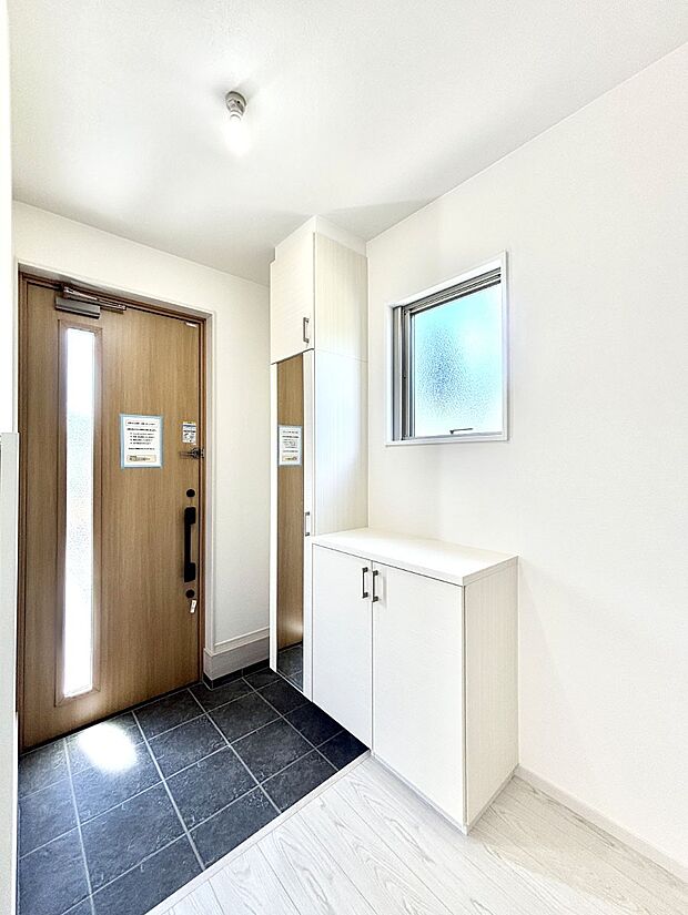 明るい玄関はお客様をお出迎えするのにぴったりです!