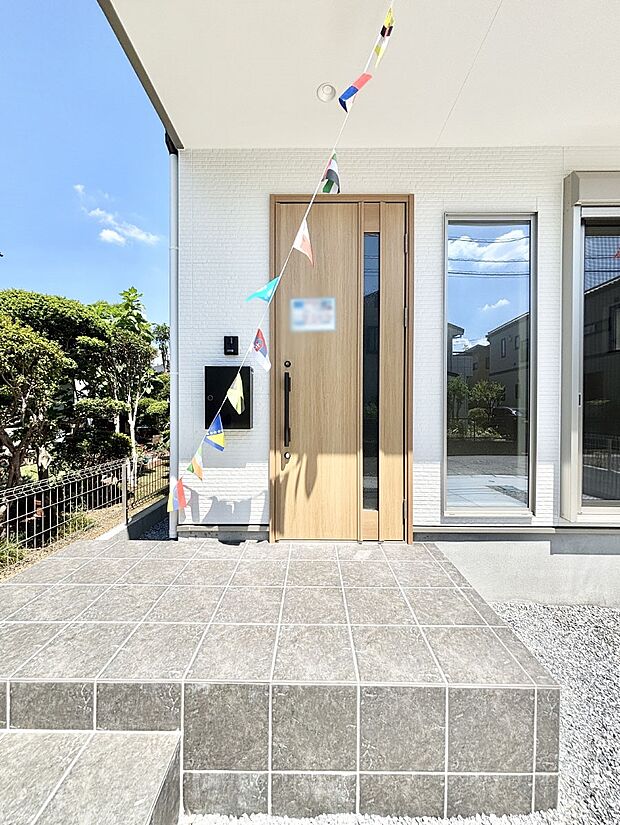 大切な家族、来客を出迎える玄関。