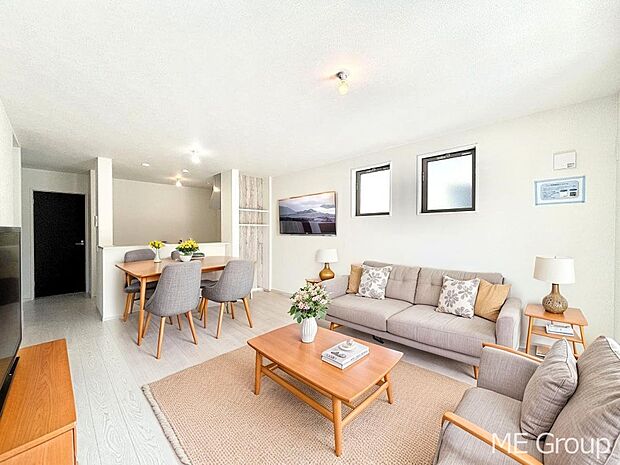 ご家族の賑やかな話し声で包まれる明るいリビング  ※家具はCGです