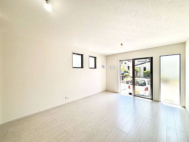 大きな窓からたっぷりの陽光と風を感じられるリビング