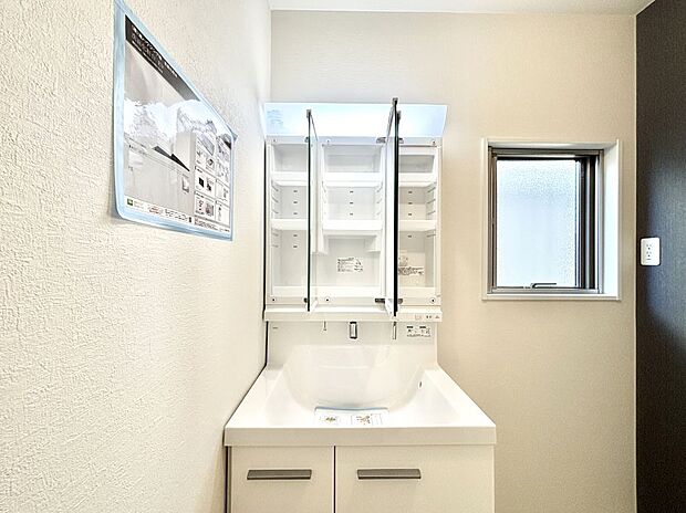 三面鏡の裏に、化粧品や衛生用品などを収納可能。洗面台をすっきりと保ちます!