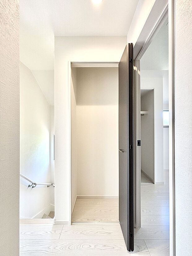 廊下収納。掃除道具や季節の小物を収納することができます。