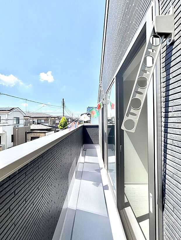 暖かな陽光が降り注ぐバルコニーはお洗濯におすすめ。爽やかな風も心地よいです。
