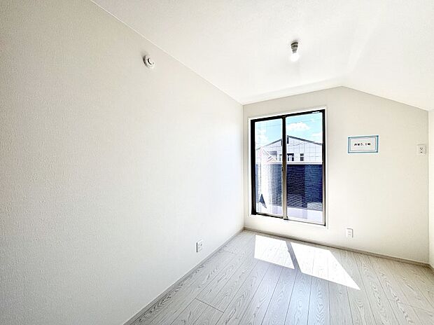 明るいバルコニーサイドに洋室を設置。目覚めの良い寝室に。