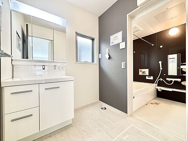 清潔感のある快適空間です。毎日の身支度も気持ち良くお使い頂けます。