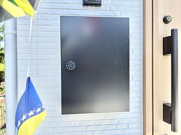 シンプルデザインのポスト。