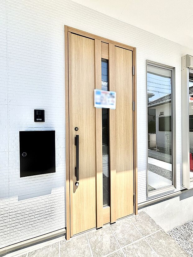 大切な家族、来客を出迎える玄関。