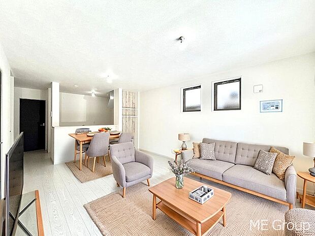 ご家族の賑やかな話し声で包まれる明るいリビング  ※家具はCGです