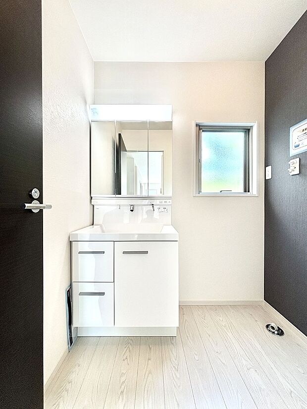 大きく見やすい三面鏡で清潔感ある洗面台は、身だしなみチェックや肌のお手入れにおすすめです。 