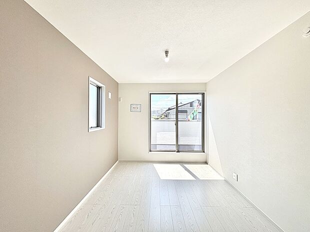 バルコニーが開放感をプラスしてくれる洋室  