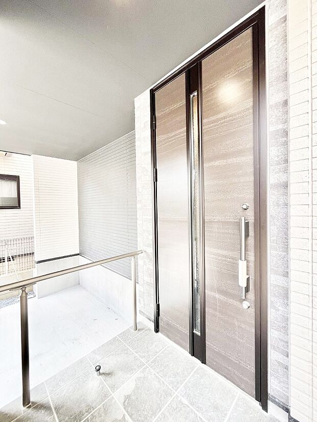 玄関前は雨が降っても濡れにくい屋根付き