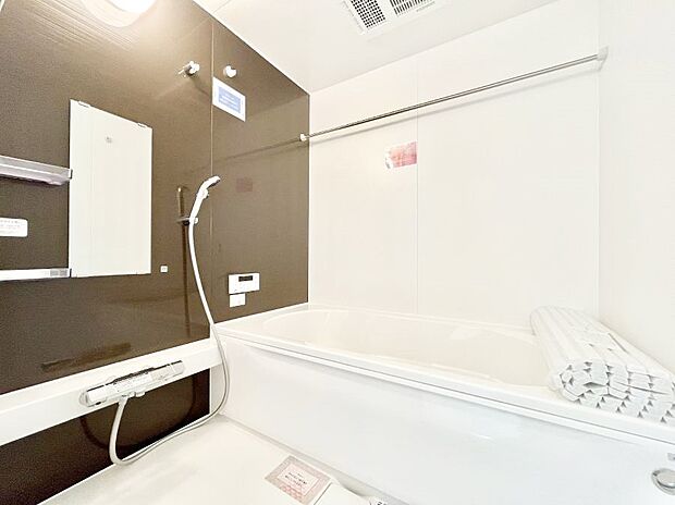 一日の疲れを癒してくれる明るい清潔感のあるバスルーム