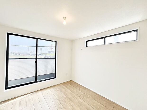 バルコニーが開放感をプラスしてくれる洋室