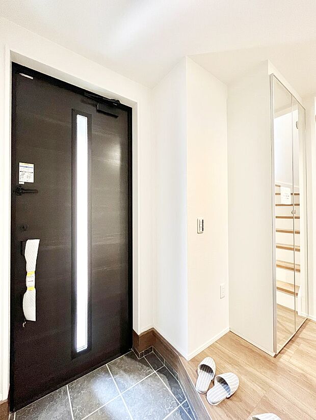 ガラススリットの入った玄関ドアが室内に光を届けてくれます