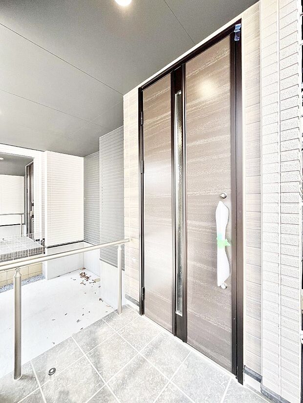 玄関前は雨が降っても濡れにくい屋根付き