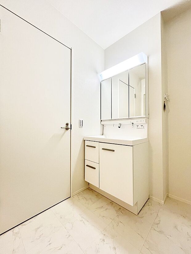 収納力と機能性に優れた洗面化粧台