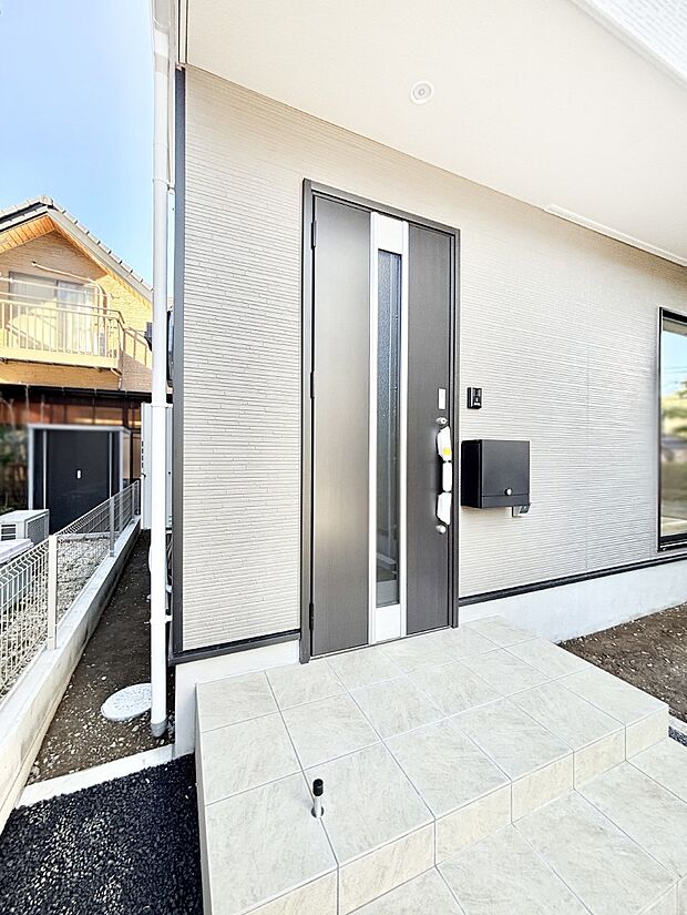 住まいの顔を演出する、玄関ドア。