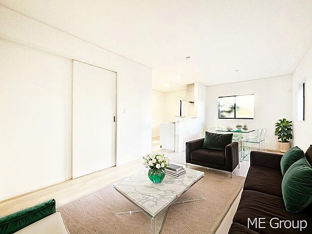 落ち着いた雰囲気のLDKは家族みんなの快適空間 ※家具はCGです